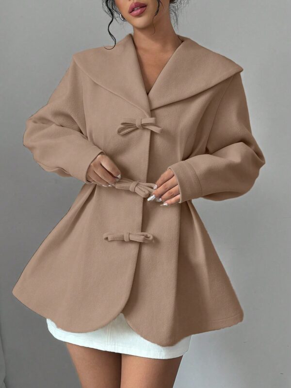 Abrigo Elegante Blanco con Cuello Marinero y Botones Frontales - Image 18