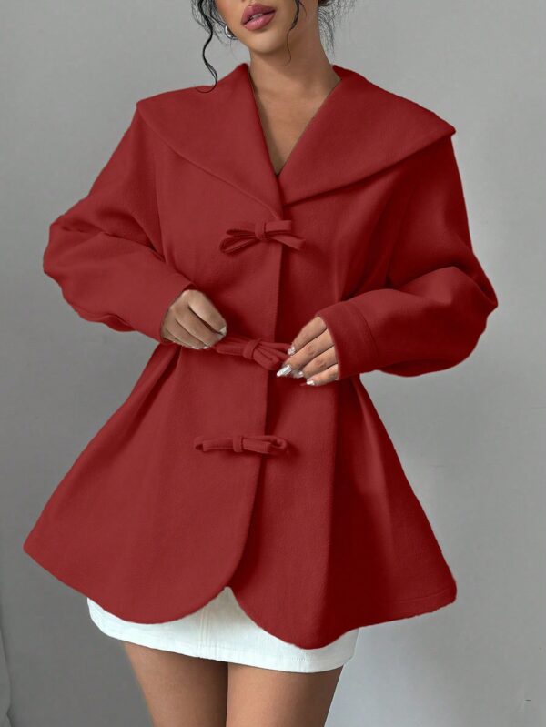 Abrigo Elegante Blanco con Cuello Marinero y Botones Frontales - Image 36