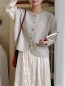 Cardigan de Punto Elegante con Botones Decorativos y Cuello Redondo