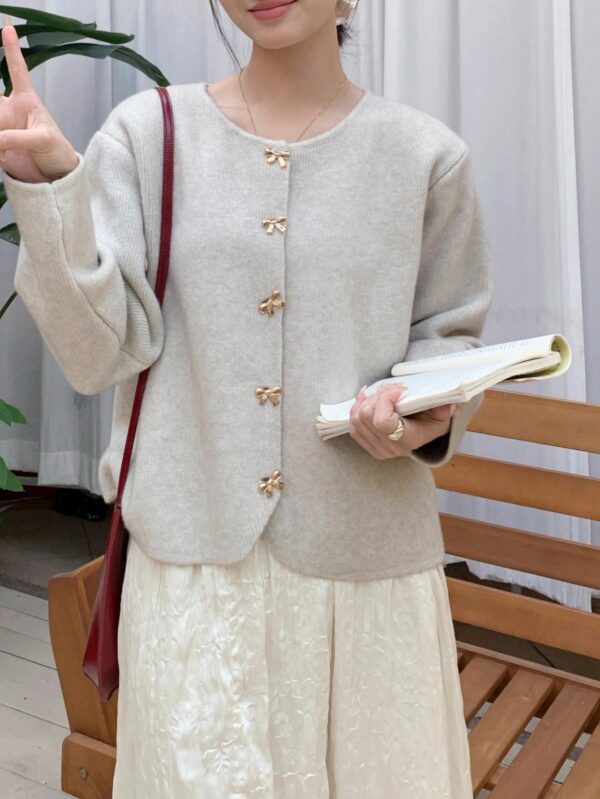 Cardigan de Punto Elegante con Botones Decorativos y Cuello Redondo - Image 21