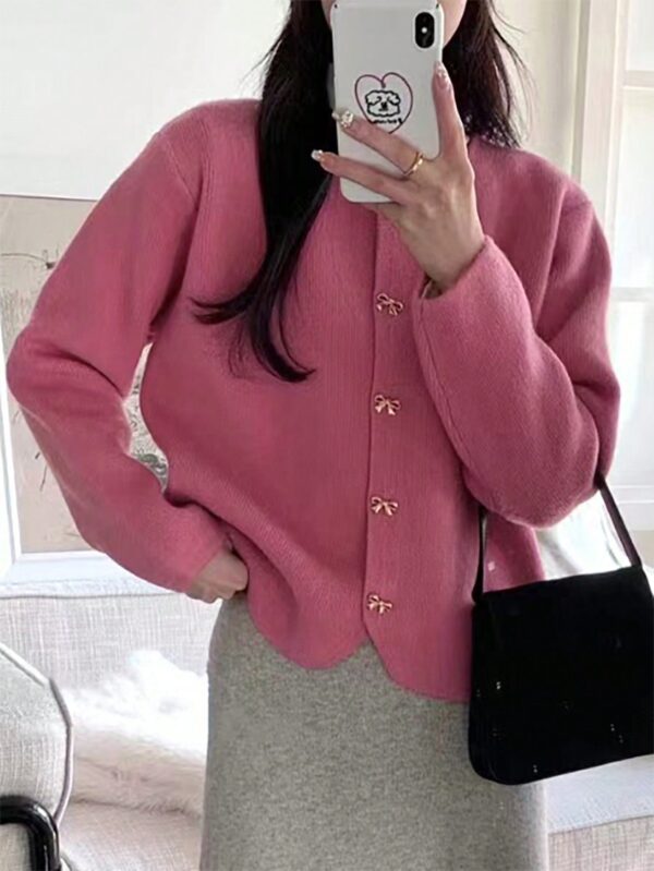 Cardigan de Punto Elegante con Botones Decorativos y Cuello Redondo - Image 24
