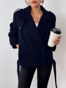 Chaqueta Corta de Lana con Detalles de Diseño y Cuello Camisero
