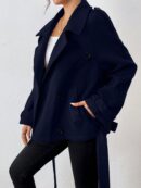 Chaqueta Corta de Lana con Detalles de Diseño y Cuello Camisero