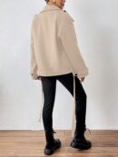 Chaqueta Corta de Lana con Detalles de Diseño y Cuello Camisero
