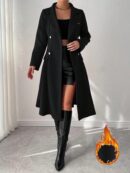 Abrigo Rojo de Lana con Cuello Alto y Triple Botonadura
