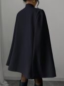 Capa Elegante de Cuello Alto en Contraste Estilo Chino