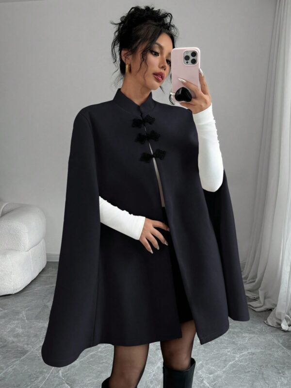 Capa Elegante de Cuello Alto en Contraste Estilo Chino - Image 24