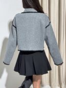Chaqueta Corta Bicolor con Detalles de Contraste