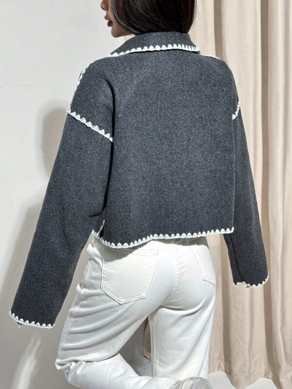 Chaqueta Corta Bicolor con Detalles de Contraste - Image 21