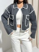 Chaqueta Corta Bicolor con Detalles de Contraste