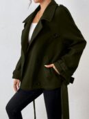 Chaqueta Corta de Lana con Detalles de Diseño y Cuello Camisero