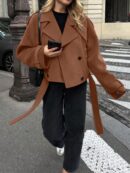 Chaqueta Corta de Lana con Detalles de Diseño y Cuello Camisero