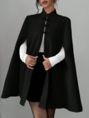Capa Elegante de Cuello Alto en Contraste Estilo Chino
