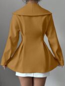 Abrigo Elegante Blanco con Cuello Marinero y Botones Frontales