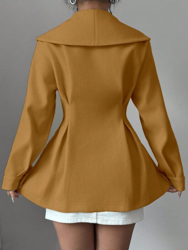 Abrigo Elegante Blanco con Cuello Marinero y Botones Frontales - Image 20
