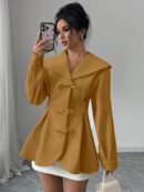 Abrigo Elegante Blanco con Cuello Marinero y Botones Frontales