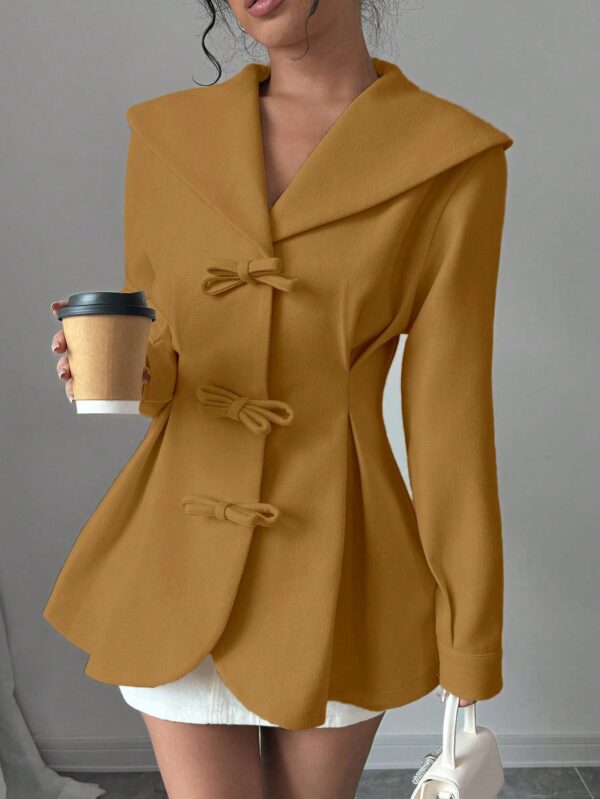 Abrigo Elegante Blanco con Cuello Marinero y Botones Frontales - Image 22