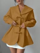 Abrigo Elegante Blanco con Cuello Marinero y Botones Frontales