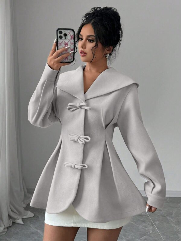 Abrigo Elegante Blanco con Cuello Marinero y Botones Frontales - Image 25