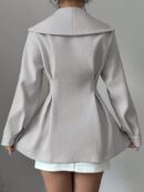 Abrigo Elegante Blanco con Cuello Marinero y Botones Frontales