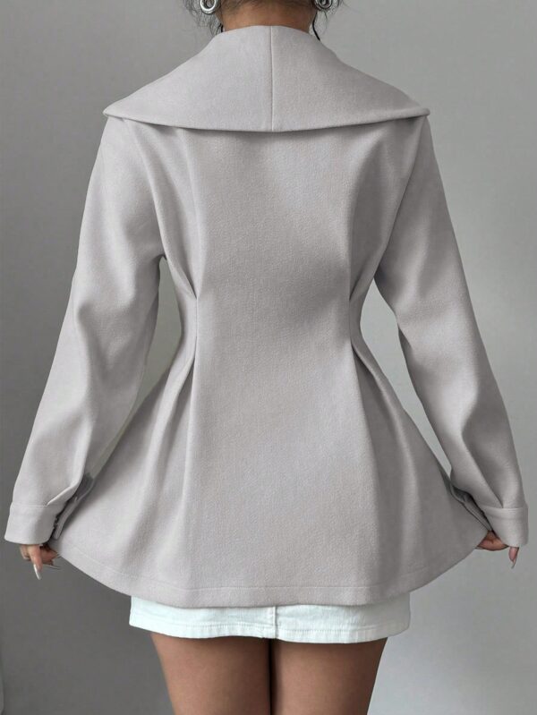 Abrigo Elegante Blanco con Cuello Marinero y Botones Frontales - Image 26