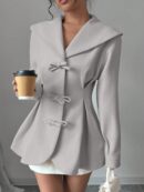 Abrigo Elegante Blanco con Cuello Marinero y Botones Frontales