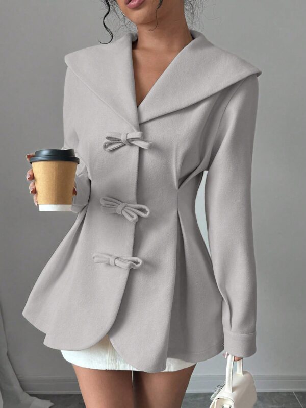 Abrigo Elegante Blanco con Cuello Marinero y Botones Frontales - Image 27