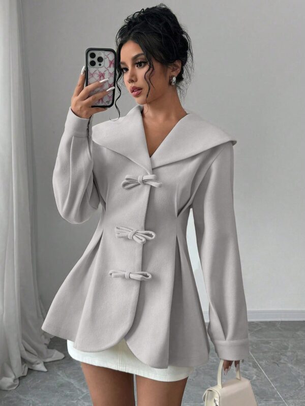 Abrigo Elegante Blanco con Cuello Marinero y Botones Frontales - Image 28