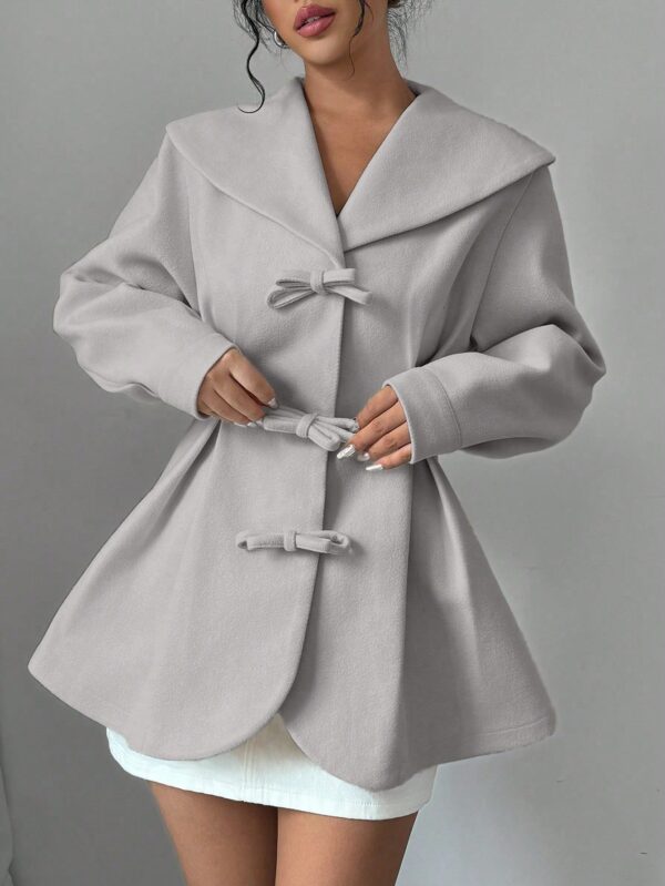 Abrigo Elegante Blanco con Cuello Marinero y Botones Frontales - Image 29