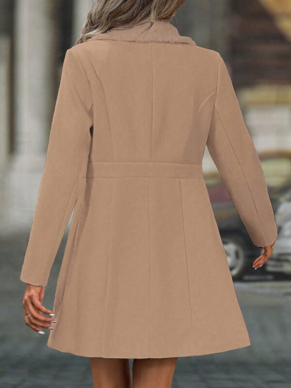 Chaqueta Elegante con Panel Peludo y Botón Doble - Image 14