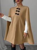 Capa Elegante de Cuello Alto en Contraste Estilo Chino