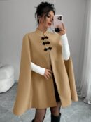 Capa Elegante de Cuello Alto en Contraste Estilo Chino