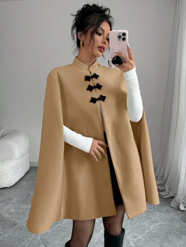 Capa Elegante de Cuello Alto en Contraste Estilo Chino - Image 29