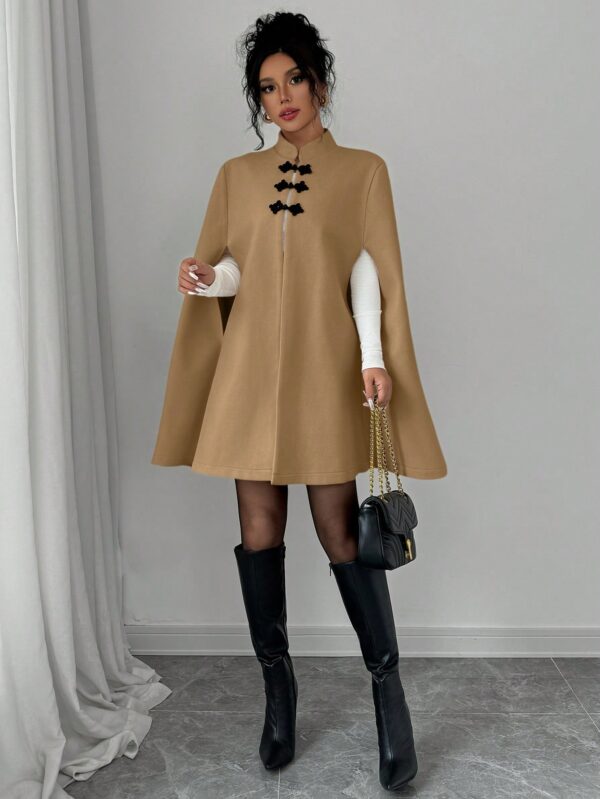 Capa Elegante de Cuello Alto en Contraste Estilo Chino - Image 30