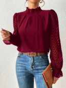 Blusa Elegante de Manga Larga con Cuello Volado y Detalles Plegados