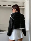 Chaqueta Corta Bicolor con Detalles de Contraste