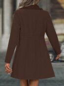 Chaqueta Elegante con Panel Peludo y Botón Doble