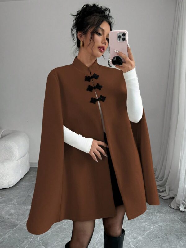 Capa Elegante de Cuello Alto en Contraste Estilo Chino - Image 17
