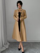 Abrigo Elegante Cuello Alto y Botones Estilo Chino