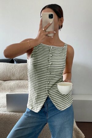 Blusa Elegante de Rayas con Botones y Abertura Frontal