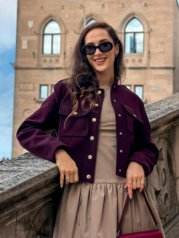 Chaqueta Otoñal para Mujer Color Vino con Botones y Bolsillos - Image 8
