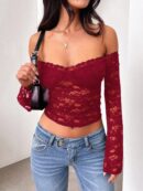 Blusa Y2K Ajustada con Hombros Descubiertos y Manga Larga de Encaje