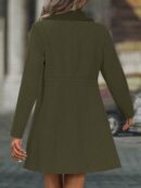 Chaqueta Elegante con Panel Peludo y Botón Doble