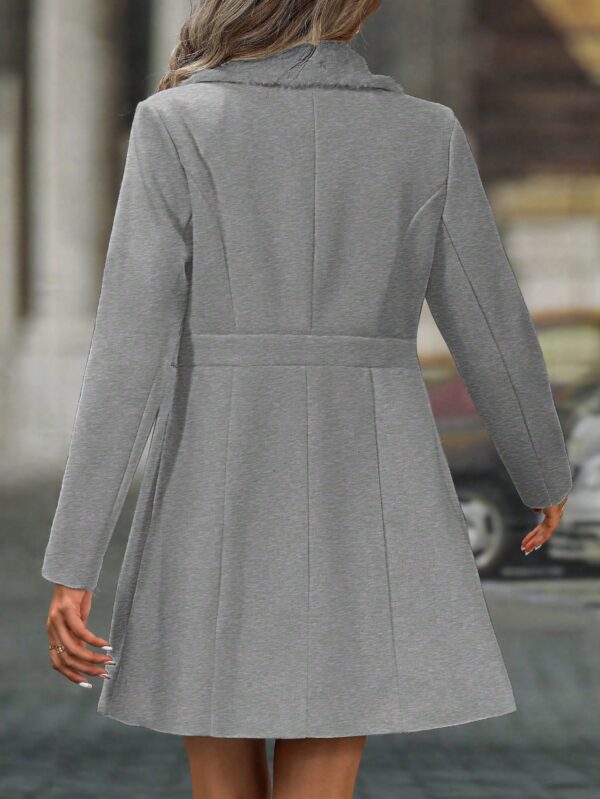 Chaqueta Elegante con Panel Peludo y Botón Doble - Image 8