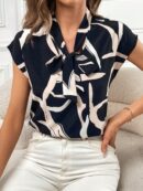 Blusa Elegante con Estampado Gráfico y Cuello de Lazo