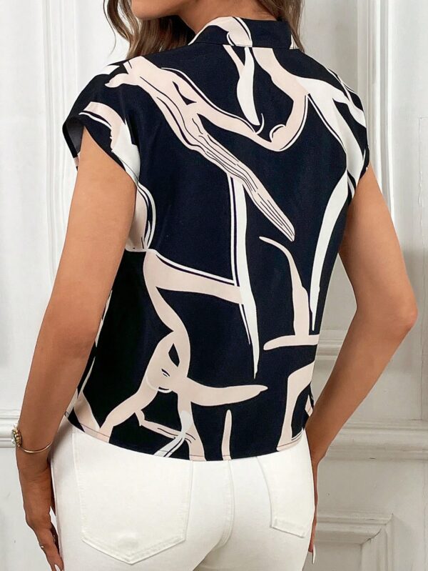 Blusa Elegante con Estampado Gráfico y Cuello de Lazo - Image 2