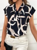 Blusa Elegante con Estampado Gráfico y Cuello de Lazo