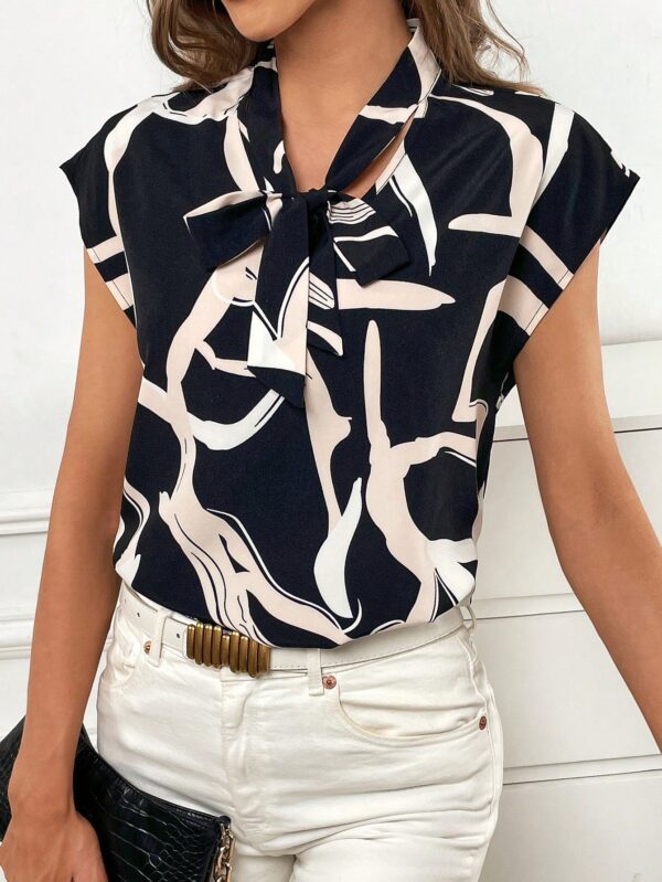 Blusa Elegante con Estampado Gráfico y Cuello de Lazo - Image 5