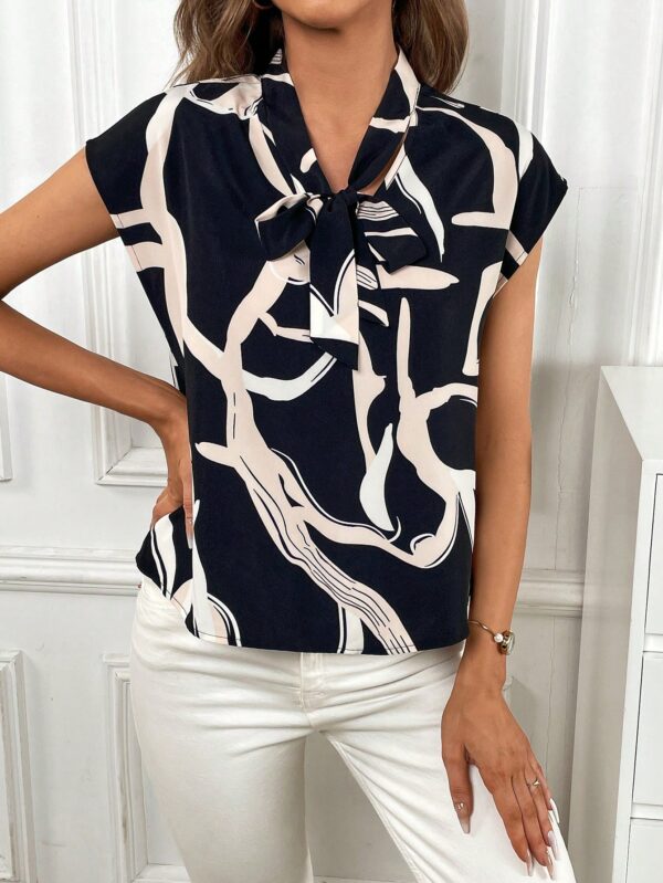 Blusa Elegante con Estampado Gráfico y Cuello de Lazo - Image 6