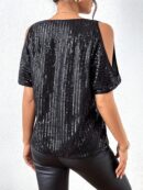 Remera Elegante con Hombros Descubiertos y Detalles de Lentejuelas